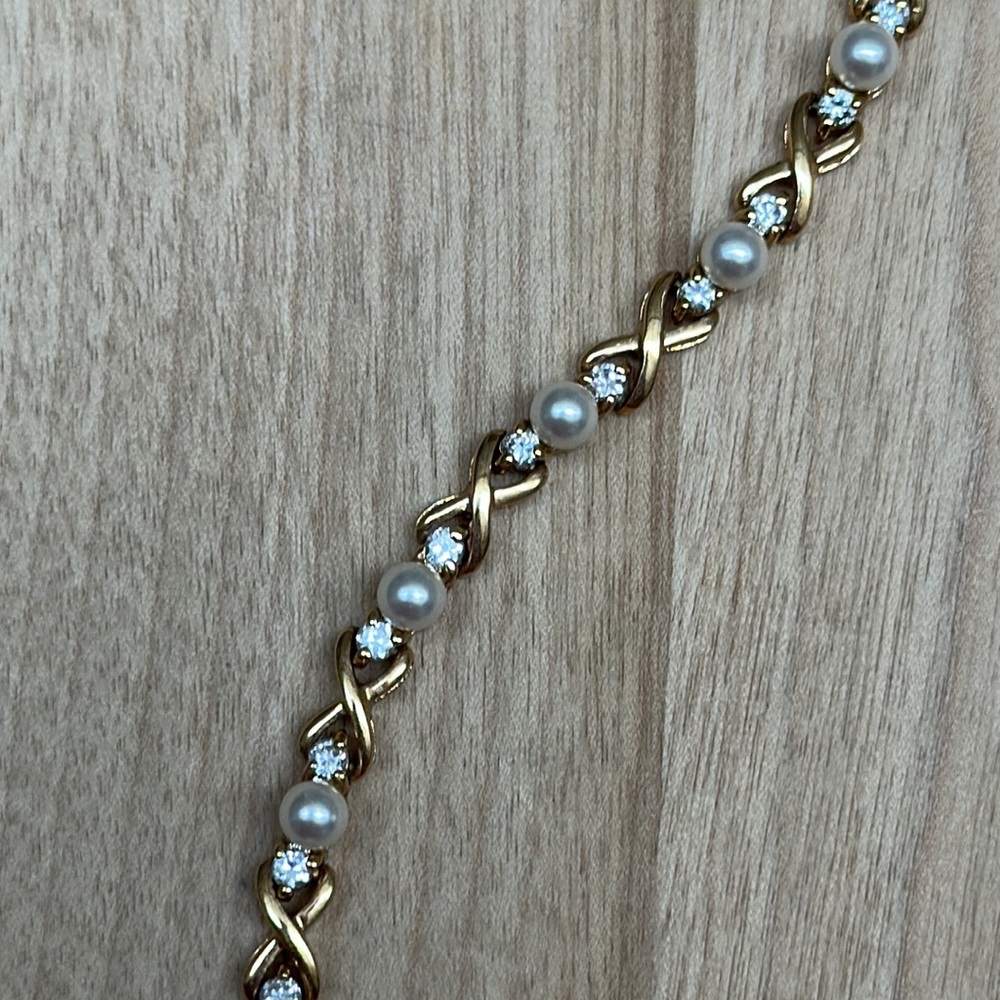 Elegant bracelet stamped LR.